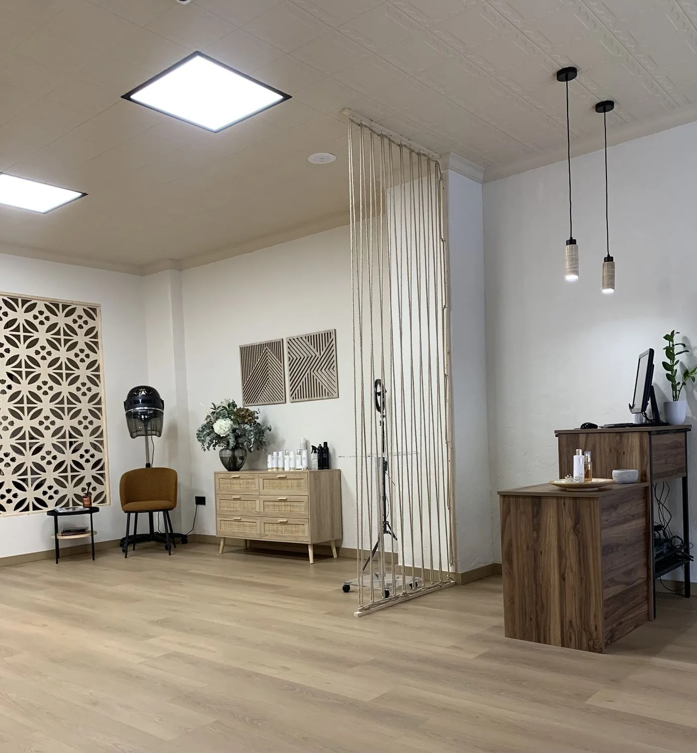 Recepción del salón de Charo Pérez en Elda, con madera natural y luz cálida