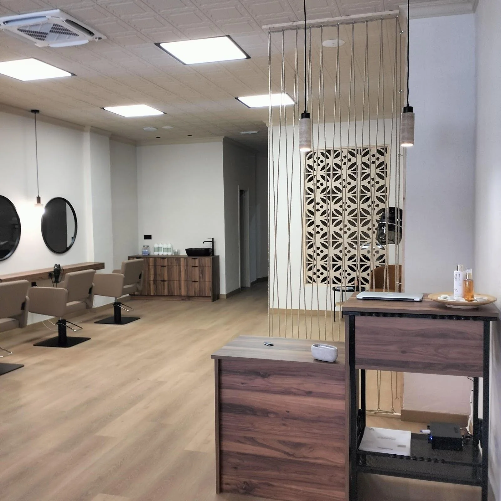 Vista del salón de Charo con espejos y sillones de peluquería