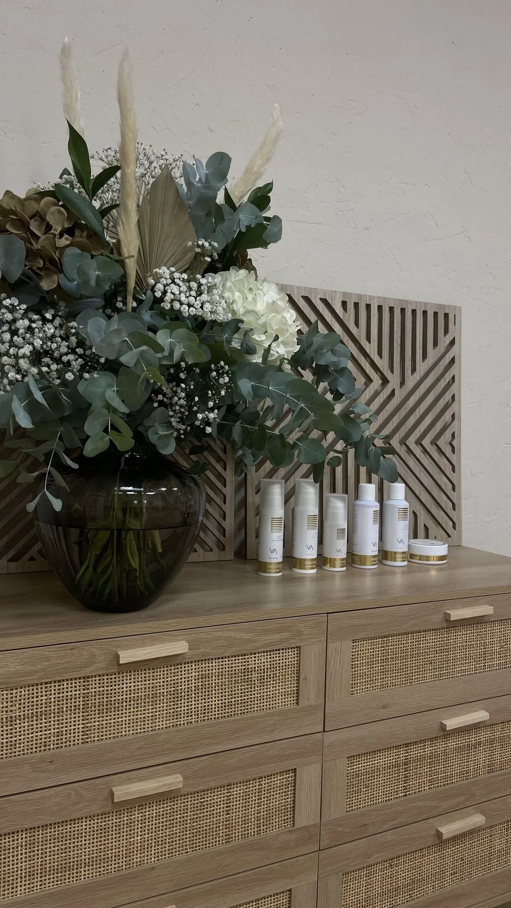 Detalle de productos capilares y flores en el salón